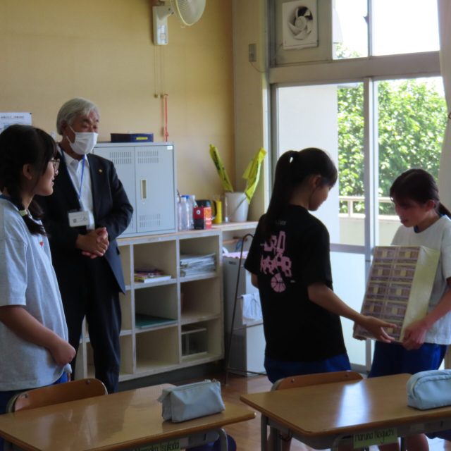 吉見町立東第二小学校で租税教室を開催しました～矢場副会長にも見学いただきました～