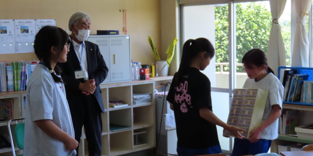 吉見町立東第二小学校で租税教室を開催しました～矢場副会長にも見学いただきました～