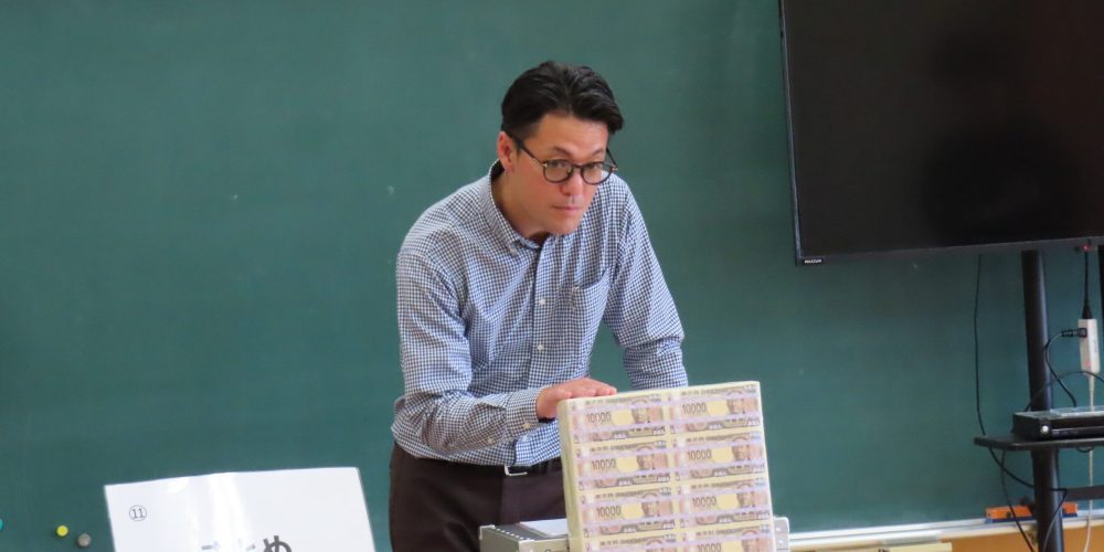 東松山市立新明小で租税教室を開催しました